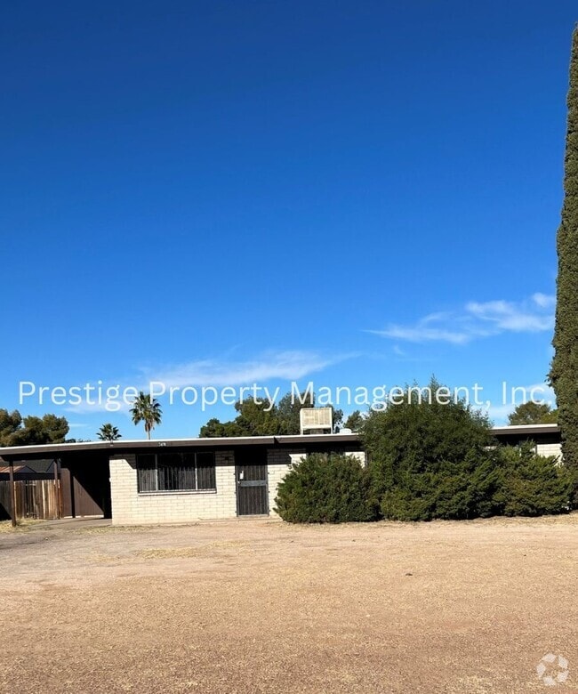 Building Photo - 4bd/2ba Southeast home with HUGE Backyard