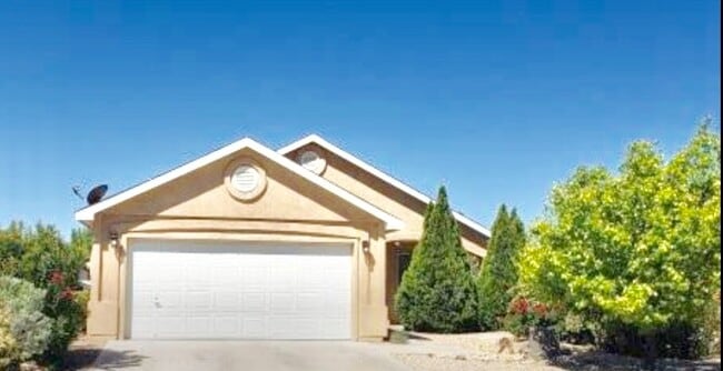 Building Photo - Cute Home in Parkhill Estates