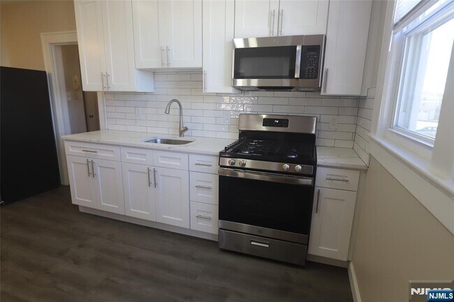 Building Photo - 549 2nd