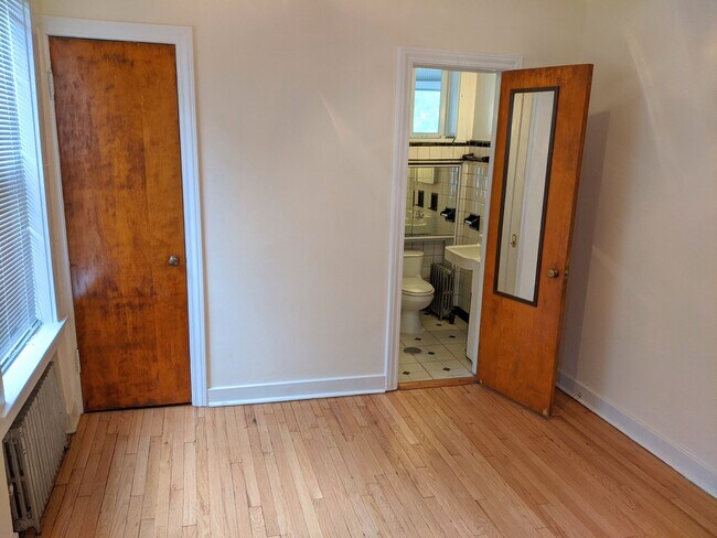 Building Photo - 1405 W Jarvis Ave