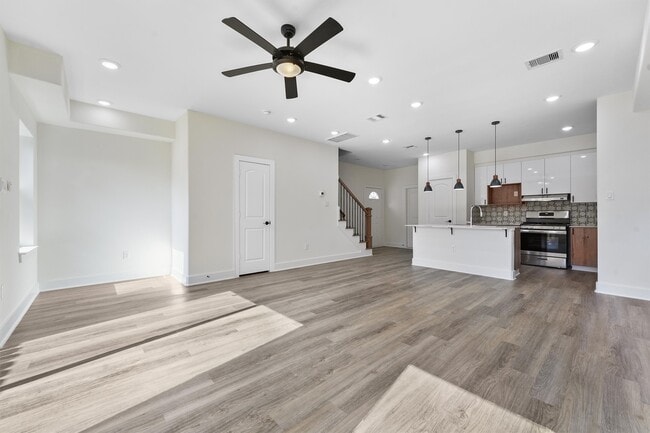 Building Photo - 855 S Victory Dr
