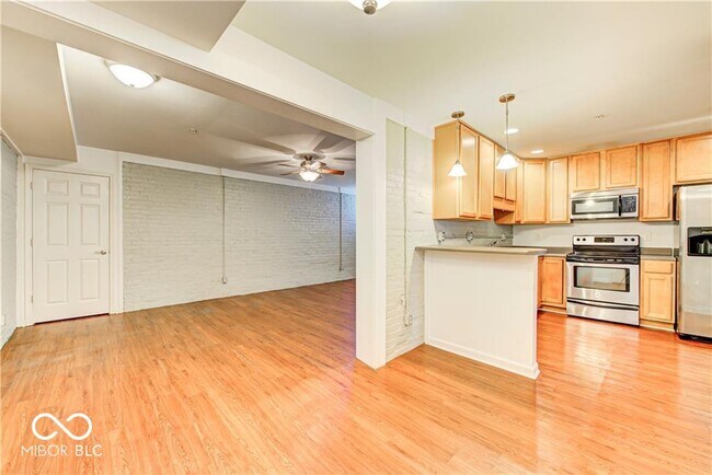 Building Photo - 655 E 24th St