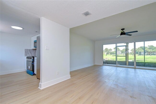 Building Photo - 200 Country Club Dr