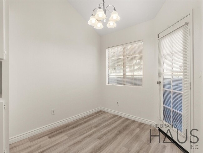 Building Photo - 2.5 Bed + 1.5 Bath + 2 Car Garage + Centra...