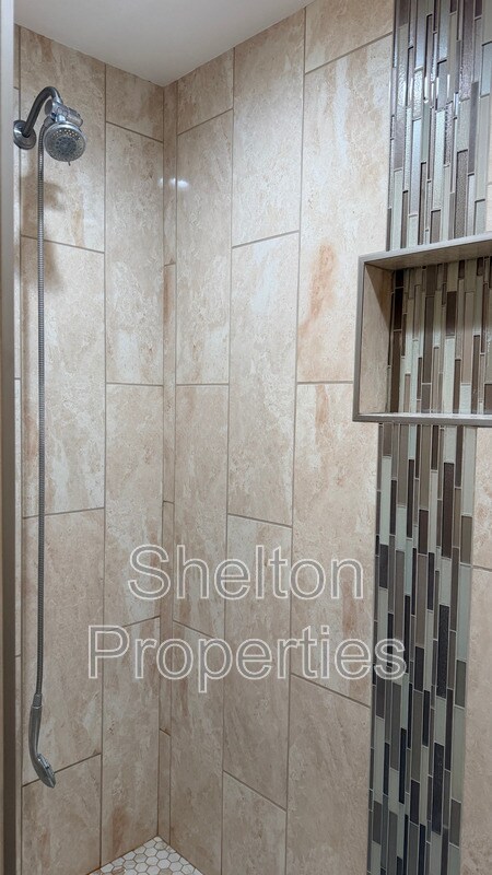 Building Photo - 523 E Malibu Dr