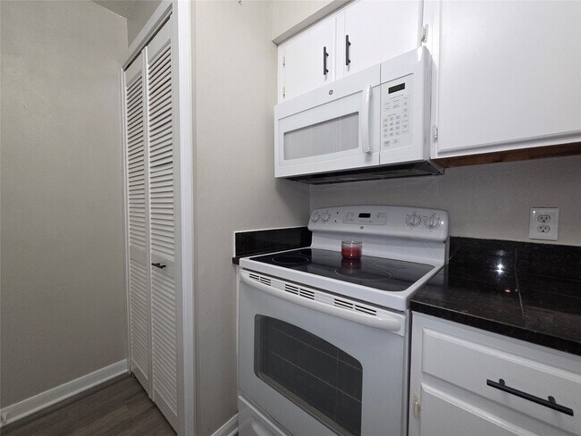 Building Photo - 801 River Rd