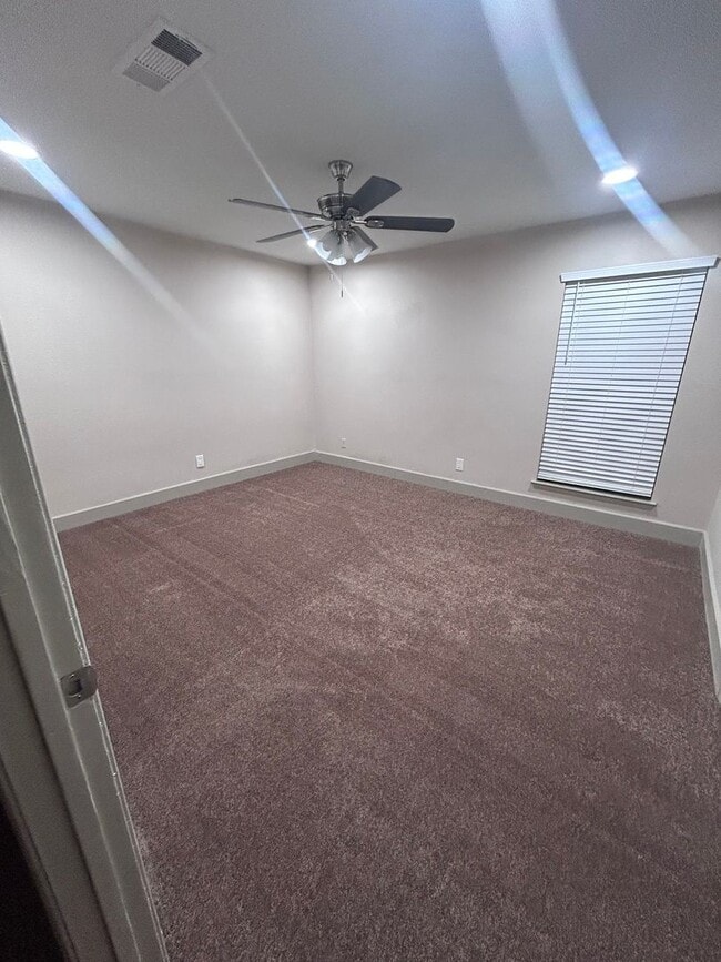 Building Photo - Newly Renovated 2 Bedroom, 2 Bath Duplex — Move-In Ready!