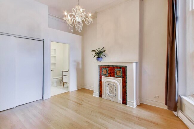 Building Photo - 1402 N La Salle Dr