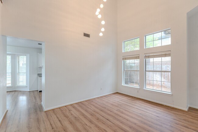 Building Photo - 34 E Trillium Cir