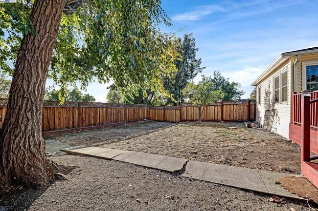 Building Photo - 2438 Upland Dr