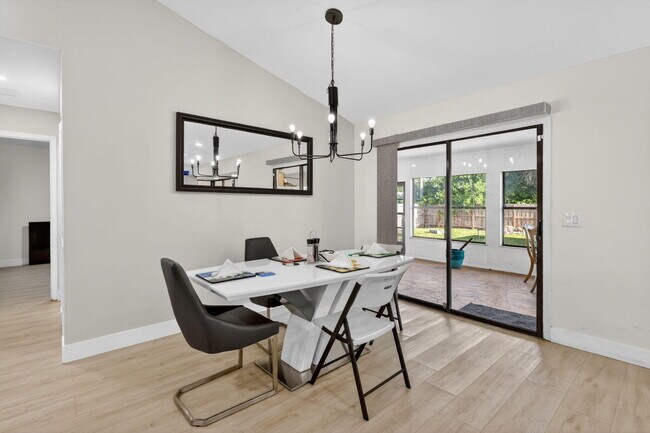 Building Photo - 481 SW Aster Rd