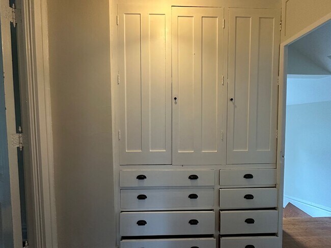 Building Photo - Single Family Heritage Hill Home! Two Bedr...