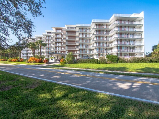Building Photo - 935 E Causeway Blvd
