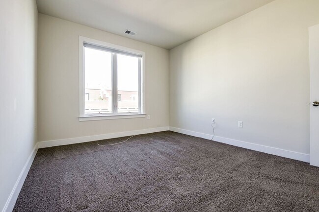 Building Photo - Updated 3br/2.5ba Condo Townhome Alexandria Walk to Metro