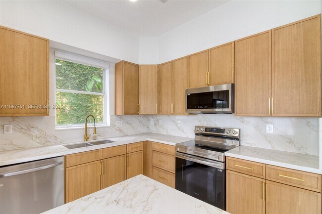 Building Photo - 5363 SW 38th Ave