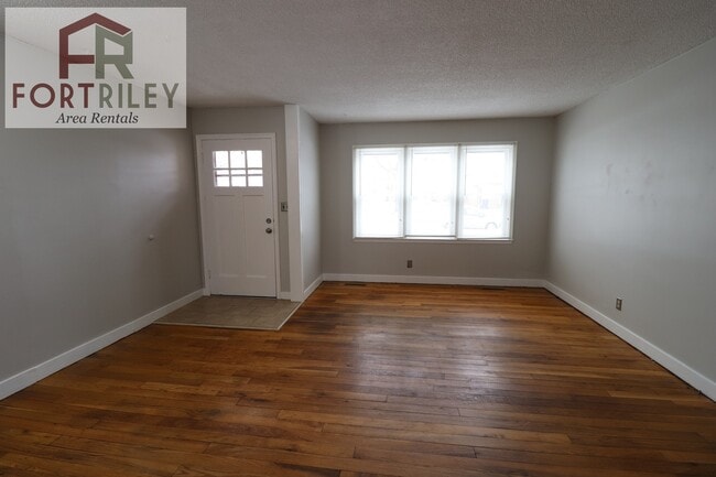 Building Photo - 530 W Elm St