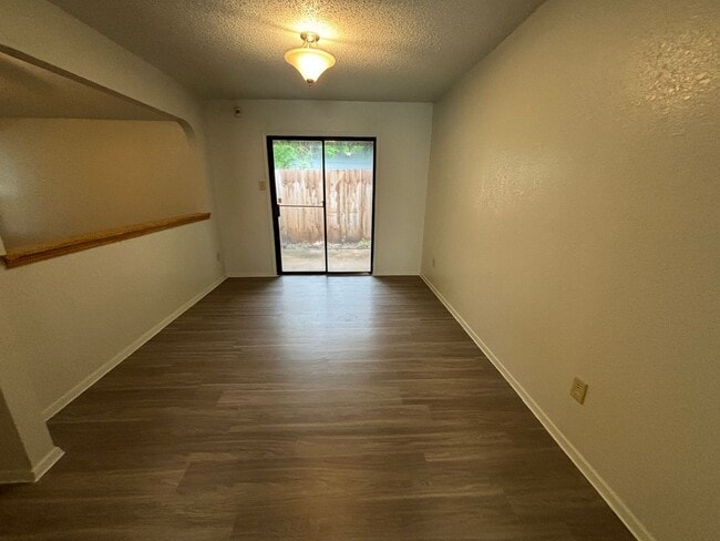 Building Photo - 3/2 in the Heart of North Austin!
