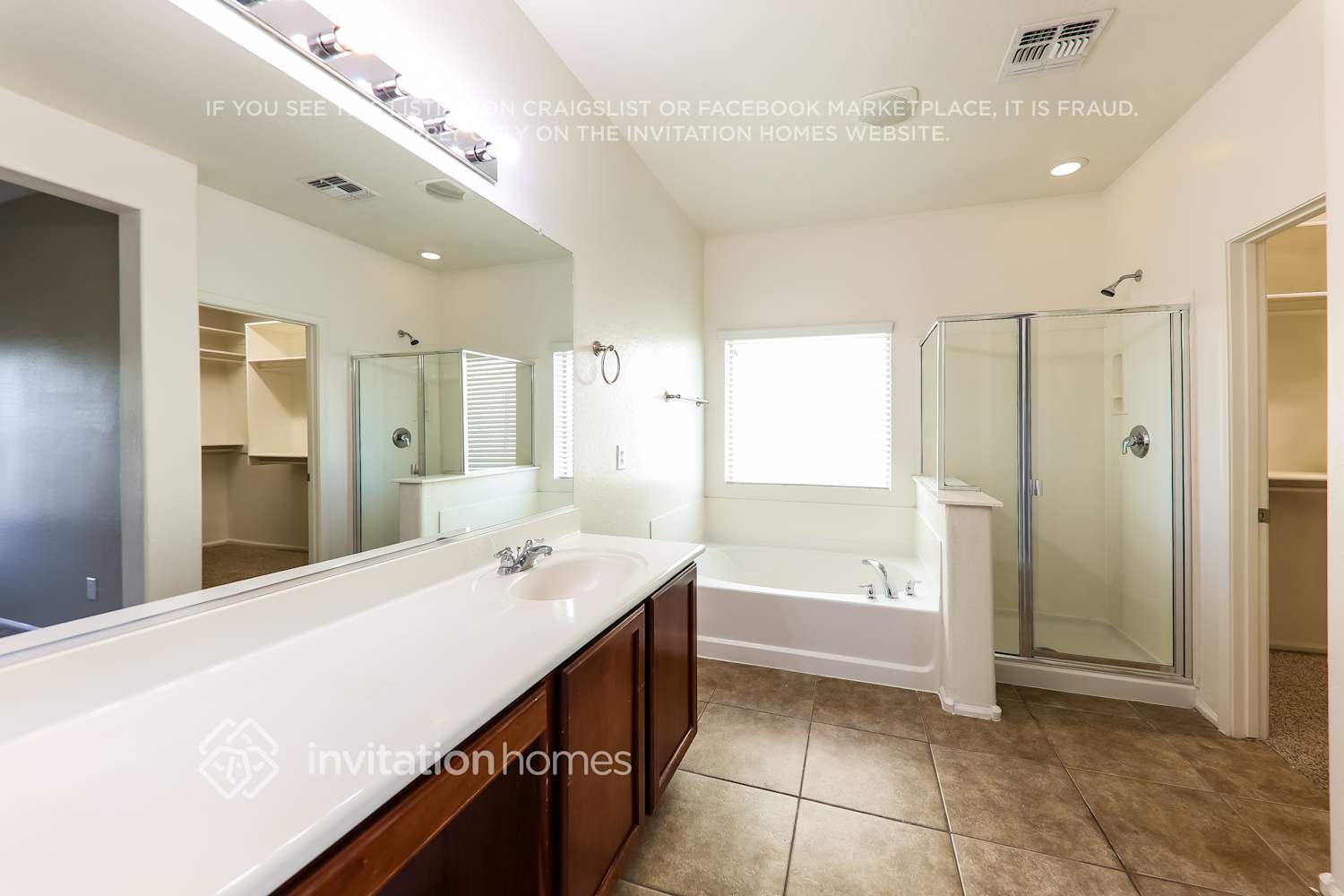 Building Photo - 982 E Corral St