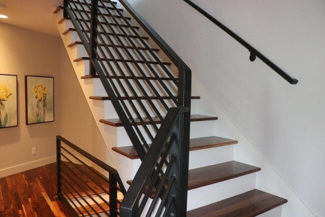 Building Photo - 927 13th Ave S