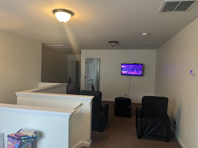 Building Photo - "Spacious 4-Bedroom Retreat with 2.5 Baths...