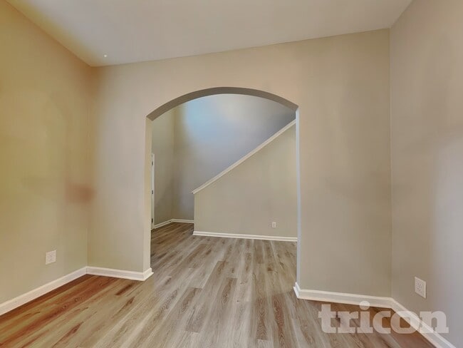 Building Photo - 452 Shady Glen