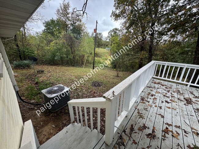 Building Photo - 2/1 in town out of town.