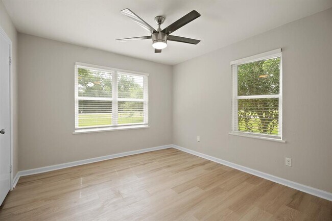 Building Photo - 2122 Stadium Dr