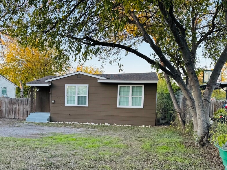 Building Photo - 2323 Basse Road