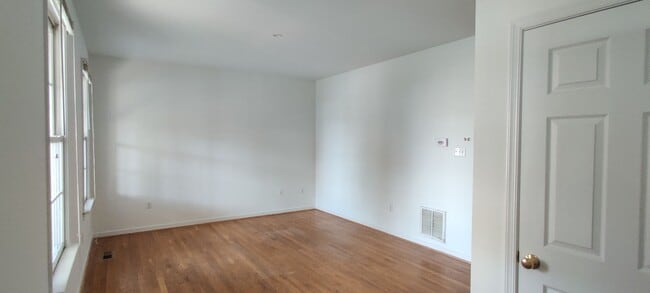 Building Photo - 3 bedroom home with covered porch and rear...