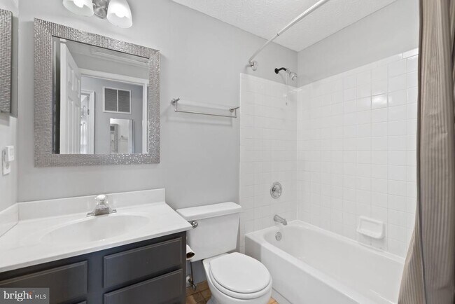 Building Photo - 806 Lilac Ct
