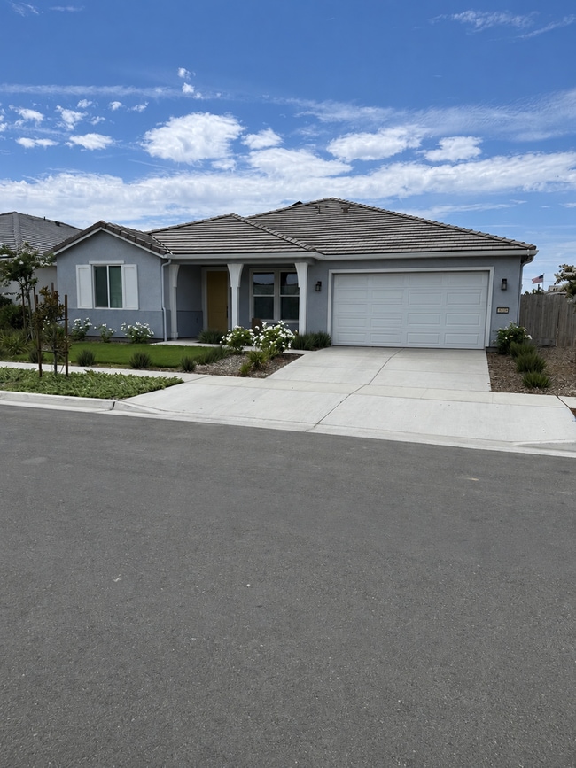 Building Photo - Charming 3 bedroom 2 bathroom home located in Hanford