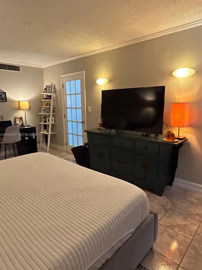 Building Photo - 3475 N Country Club Dr