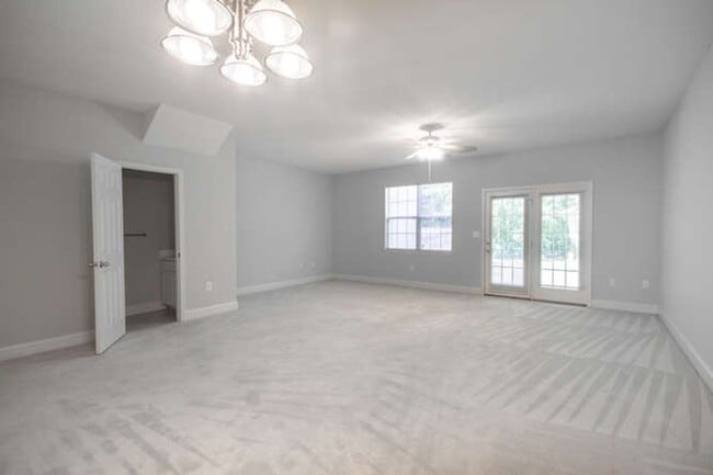 Building Photo - Updated Townhouse