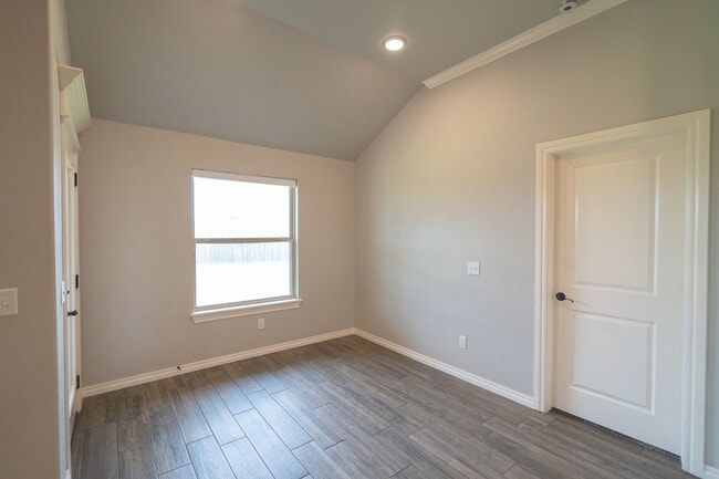 Building Photo - 1021 NE 34th Terr