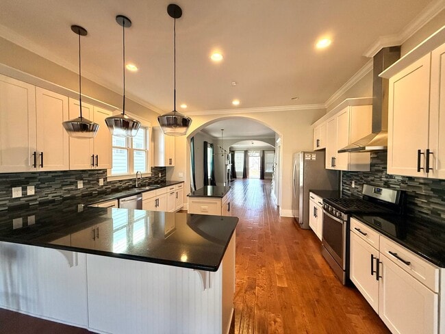 Building Photo - WALK TO 8TH AVE AND 12 SOUTH!  Beautiful 3/2.5 home with garage on 10th Ave S