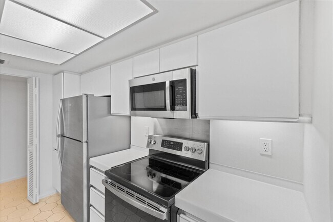 Building Photo - 123 Lakeshore Dr