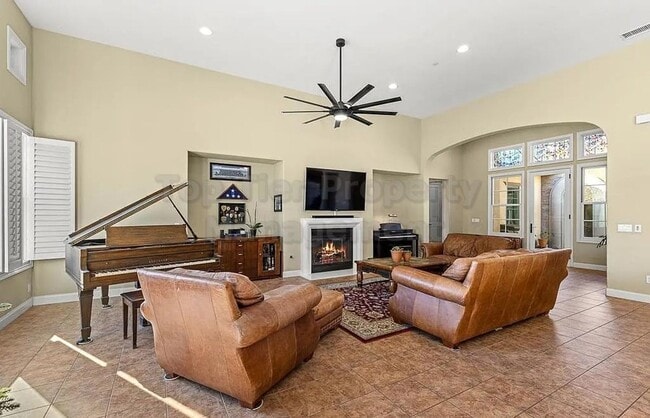 Building Photo - Luxurious Mediterranean 4 bed / 3 bath / 3...