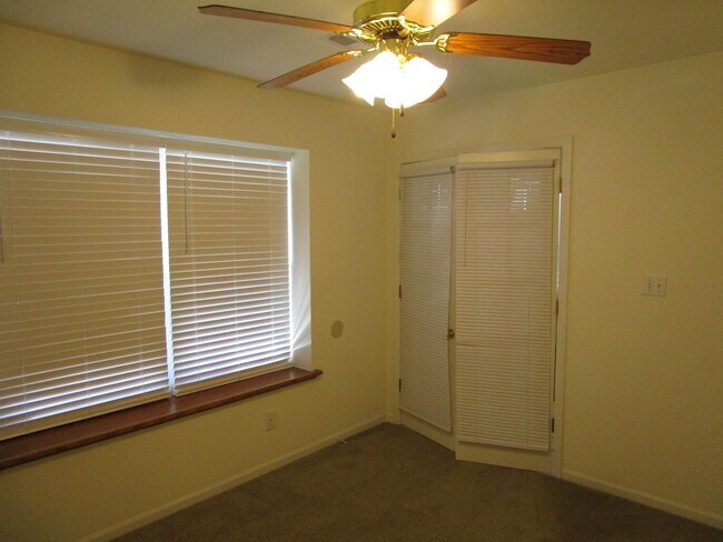 Building Photo - 1725-1727-1727 Louise Cir