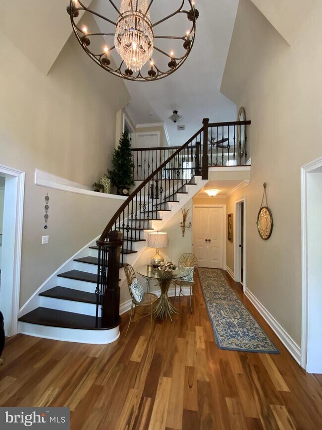 Building Photo - 6 Linden Ln