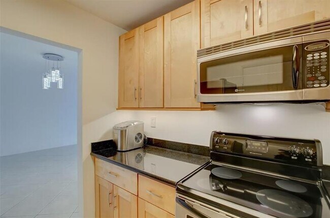 Building Photo - 3040 NE 16th Ave