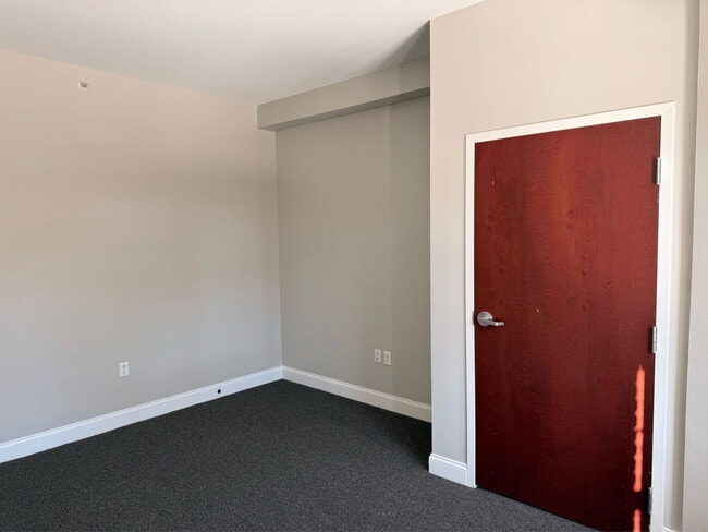 Building Photo - 210 Farmington Ave