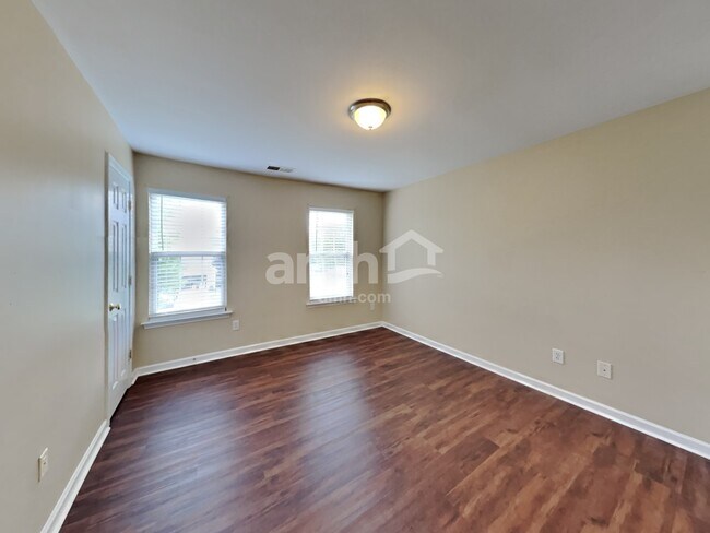 Building Photo - 190 Royalton Rd