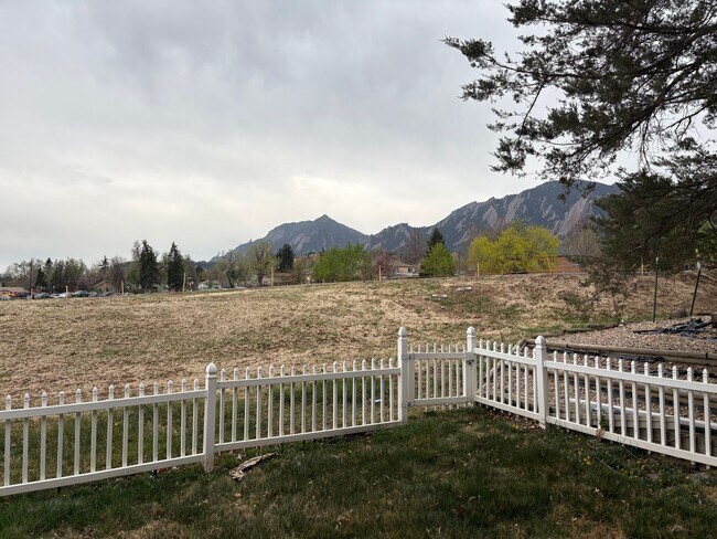 Building Photo - One Bedroom Condo Walking Distance to CU with Fenced Backyard and Flatiron Views!