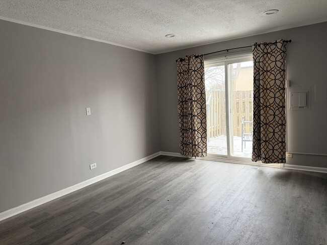 Building Photo - 282 Sioux Dr