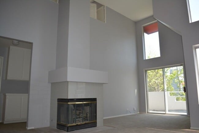 Building Photo - BEAUTIFUL "HILLCREST VILLAGE"  CONDOMINIUM HOME WITH GARAGE