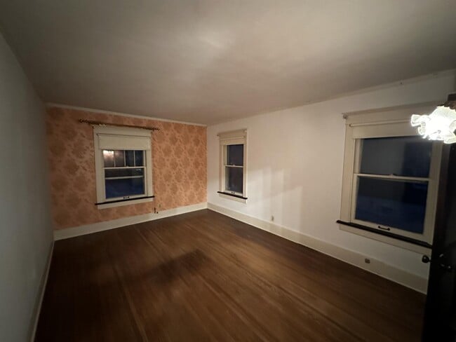 Building Photo - 1105 N Bourland Ave