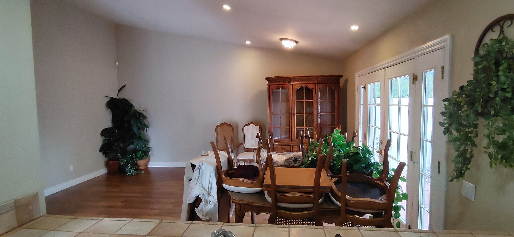 Living room from kitchen - 250 Parkside Gln