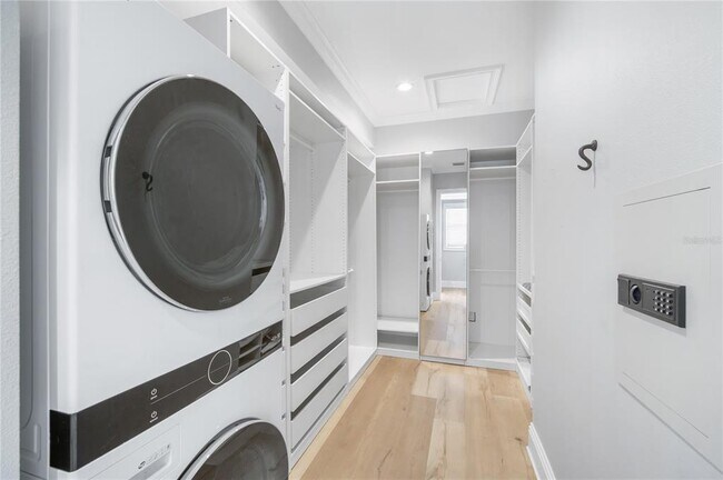 Building Photo - 718 Pinckney Dr