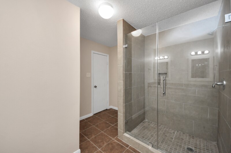 Building Photo - 2102 Rolling Glen Dr