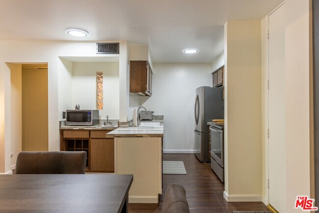 Building Photo - 5213 Raintree Cir